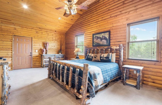 Luxury Lakefront Resort Chalet 7~2 Pools~FREE Amenities~Dock~Kayaks~Waterslide