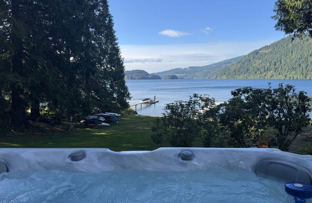 Luxury Lakefront with *Hot Tub*Private Dock*Pool Table
