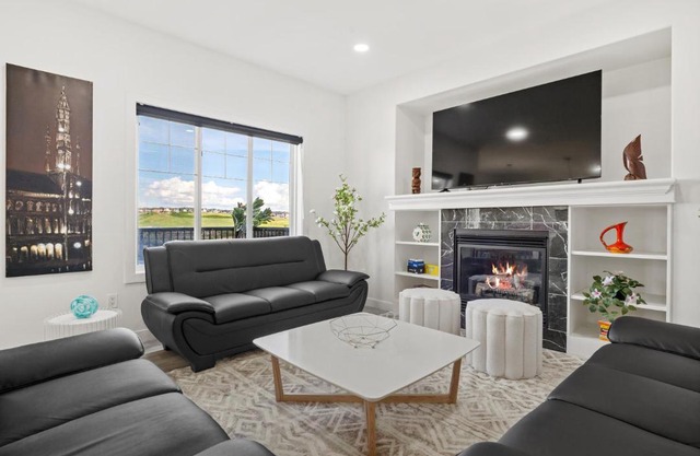 LUXURY LAKEVIEW HOME - 2500sqft of private space with 5 Beds, 4 Bath, 2 Living Rooms, Kitchen, AC, Jacuzzi, 10 Guests Max, Basement Not Included, 18-min to Airport, 20-min to Downtown, 80-min to Banff