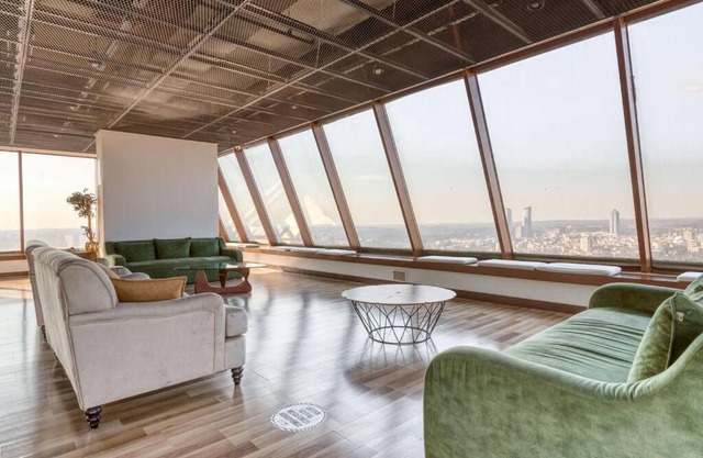 Luxury, Levent - Şişli M2 metro