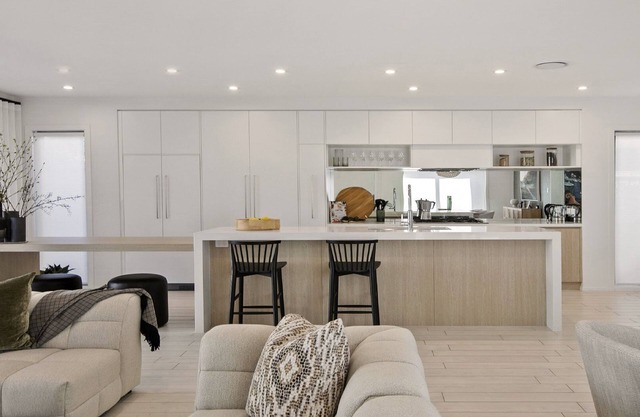 Luxury Living only 100M from Merewether Beach
