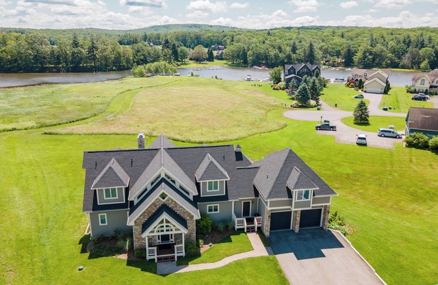 Luxury Lodge w/Lake Access, Hot Tub & Games