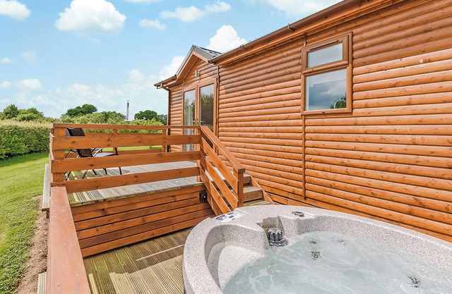 Luxury lodge with king-size bed with en suite shower.