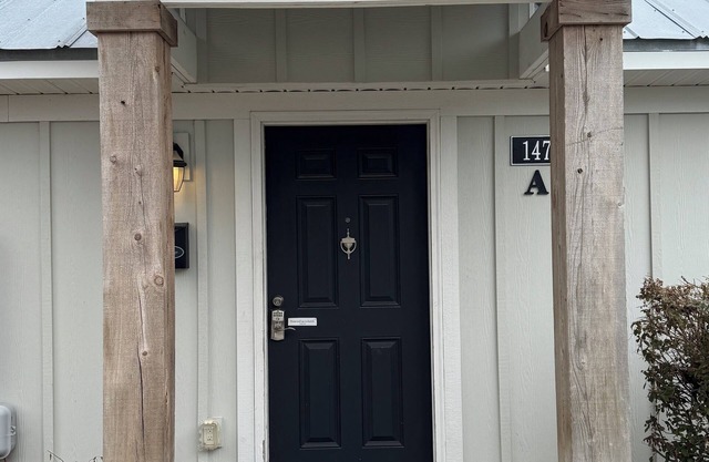 Luxury Lodging, Lakefront View, Queen Bed w/Private Bath, Patio.