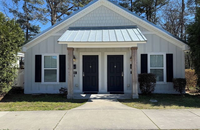 Luxury Lodging, Lakefront View ,King Bed w/Private Bath, Private Patio.