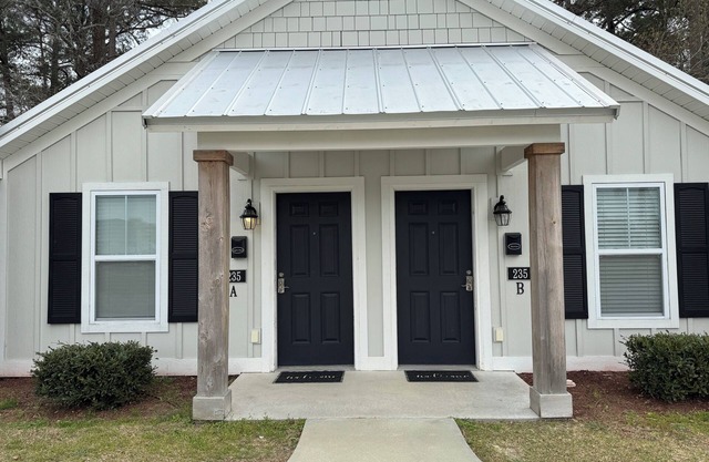 Luxury Lodging, Lakefront View , 2 Queen Bed w/Private Bath, Private Patio.