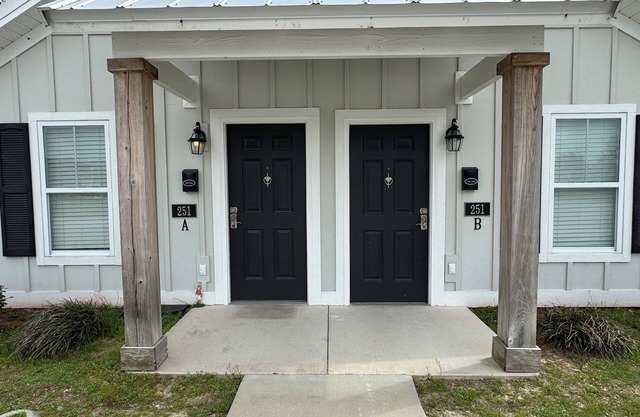 Luxury Lodging, Lakefront View, 2 Queen Bed w/Private Bath, Private Patio.