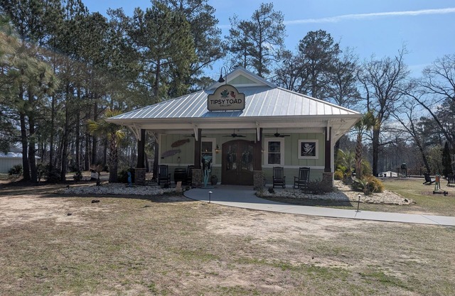 Luxury Lodging, Lakefront View, King Bed w/Private Bath, Private Patio, Full Efficiency Kitchen. Pet Friendly