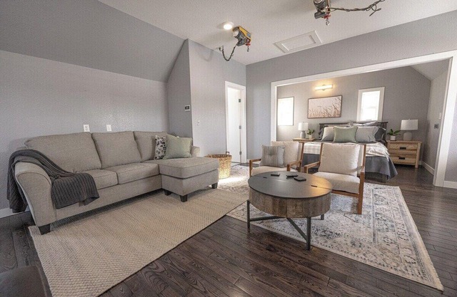 Luxury Loft- WIFI | Smart TV | Kitchen Essentials