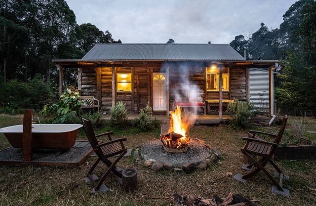 Luxury log cabin near beach, dog-friendly, private