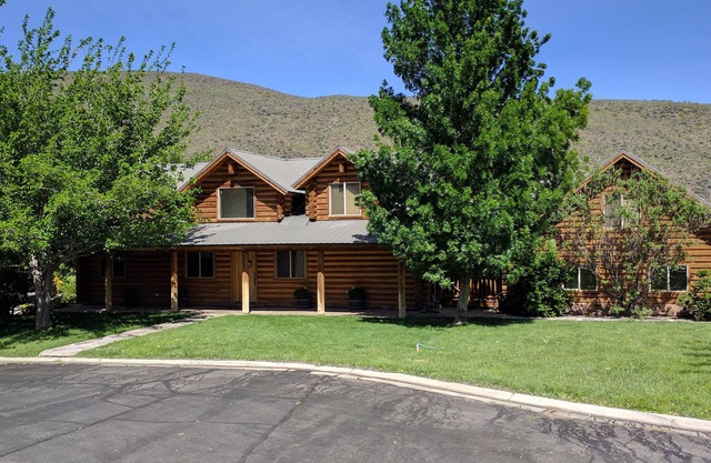 Luxury Log Home Retreat near Zion National Park