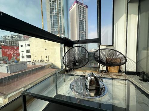 Luxury Modern Apartment in the Heart of the City with Balcony Overlooking Twin Towers