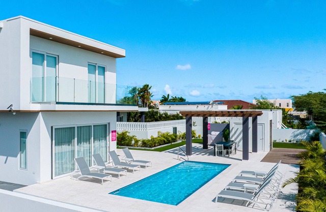 Luxury, Modern Home w/Resort-Style Pool& Private Veranda *Near Eagle Beach*