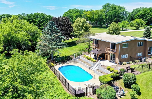 Luxury Moraine Hills Home w/heated Pool and Sauna — Up to 10 Guests!