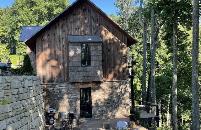 Luxury Mountaintop 5 min. to Downtown New Large Modern Mountain design w VIEWS