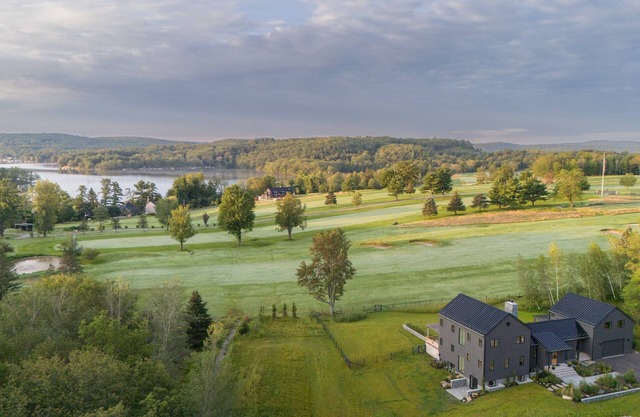Luxury New 6-Bedroom Modern Farmhouse with Hot tub, nr Golf, Ski, Copake Lake