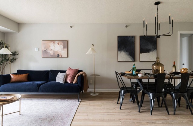 Luxury Oasis: Sleeps 7 | King Bed | Prime Location