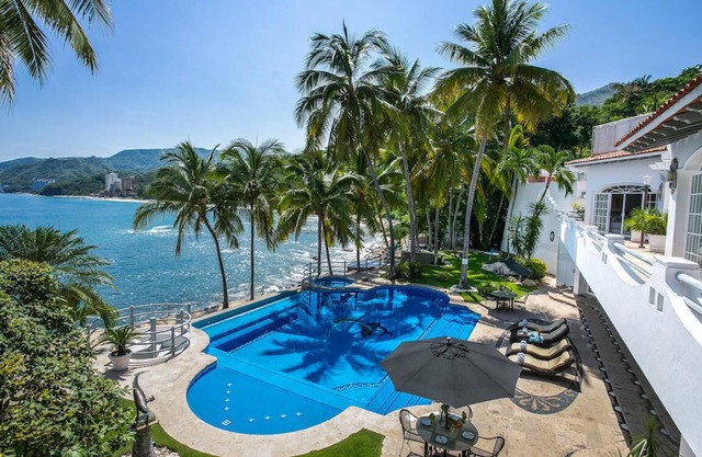 Luxury Ocean Front 6 Bedroom Villa w/Private Pool & Sand Beach, Full Staff!