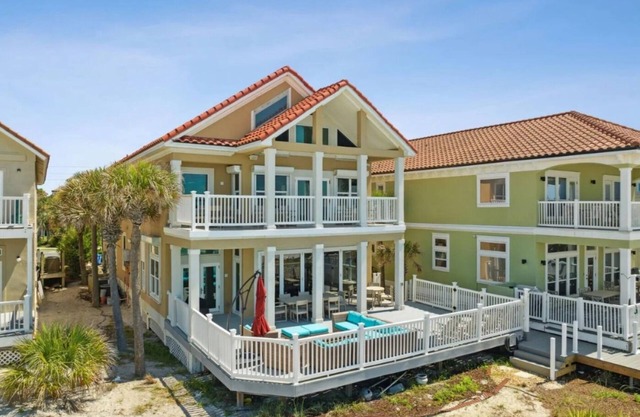 Luxury Oceanfront Beach House, 7 Bed/6.5 bath. 4800 Sq Feet sleeps 20! Amazing!