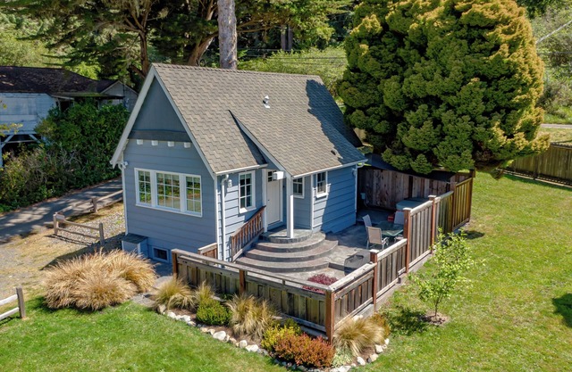 Luxury oceanside retreat, hot tub, epic views, expansive grounds for wildlife viewing and picnics