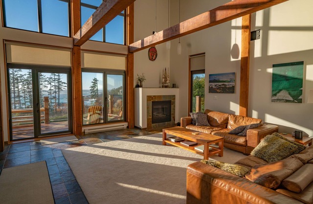 Luxury Oceanview Condo 3BD+Loft Deck Fireplaces 5 min to Beach & Trails