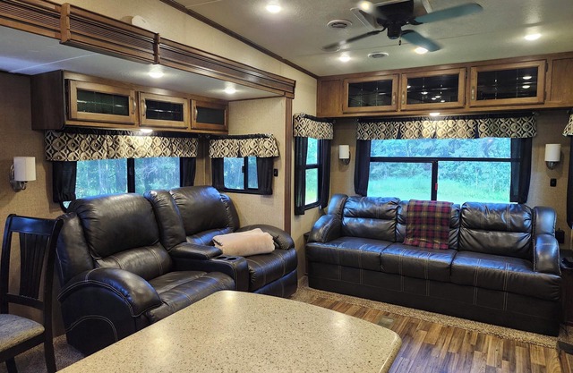 Luxury Offgrid 5th Wheel