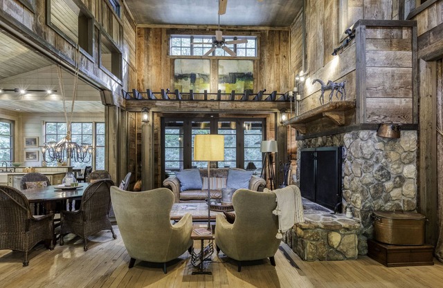 Luxury on Fightingtown Creek, minutes to downtown Blue Ridge or McCaysville.