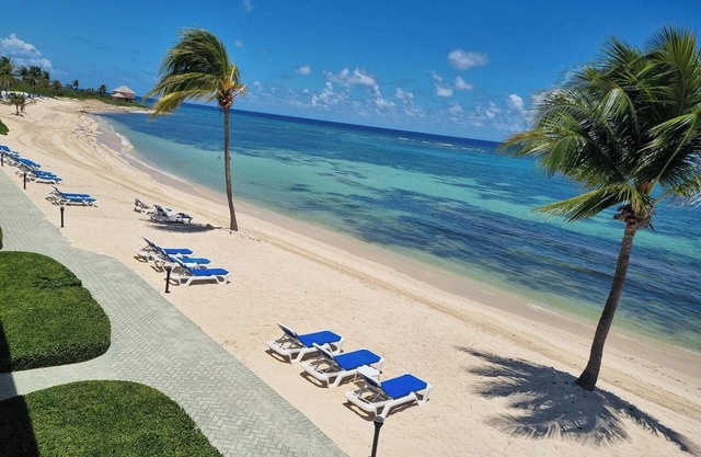 Luxury One Bedroom King Penthouse Condo @ Beachfront Resort in East End