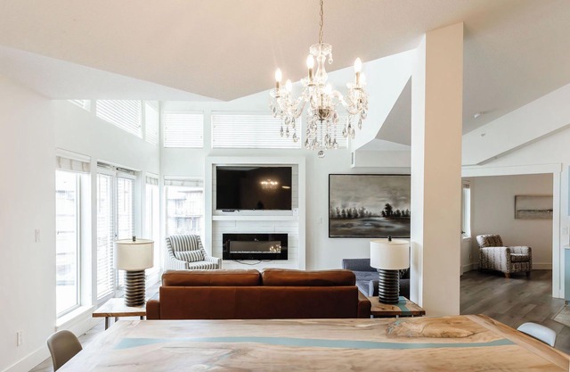 Luxury Penthouse Lakefront Pool Hot Tub