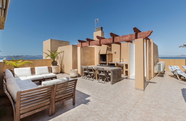 Luxury Penthouse with Seaview close to Beach with Shared Pool
