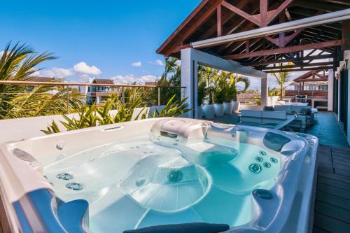 Luxury Penthouse with Jacuzzi, 2 min to Beach