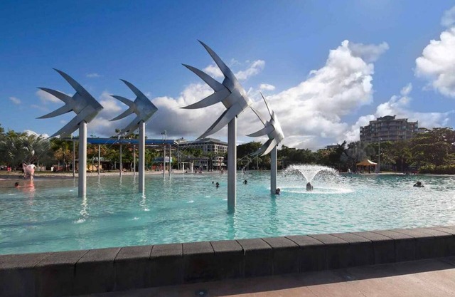 Luxury Pool Side Apartment in Beachfront Resort