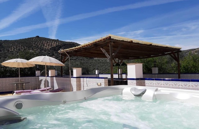 Luxury Poolside Apartment With Chlorine Free Pool , Hot Tub, Free Wifi,