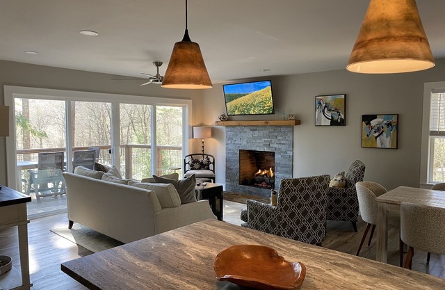 Luxury Retreat: 2 Master Bedrooms, In-Town Highlands, NC-Fireplace & Fiber Optic