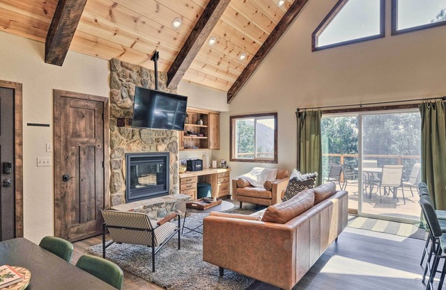 Luxury Retreat: Custom Mi-Wuk Village Cabin!
