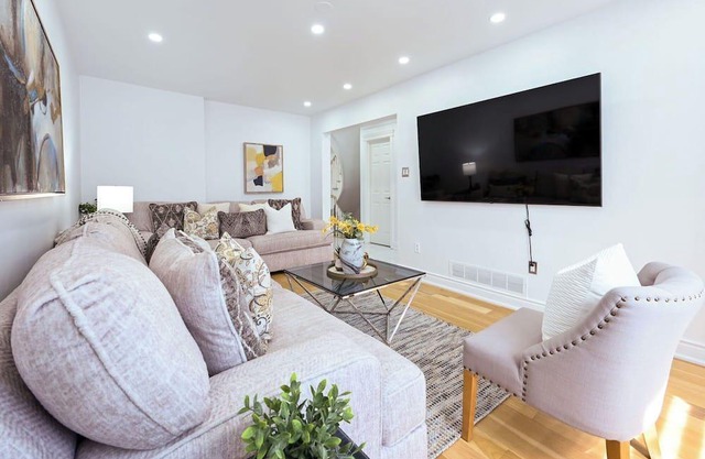 Luxury Retreat: Grand 7-Bedroom Haven for Groups