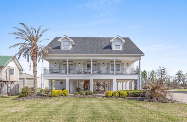 Luxury riverfront home w/pool, fishing dock, & boat house w/lift ! Sleeps 14