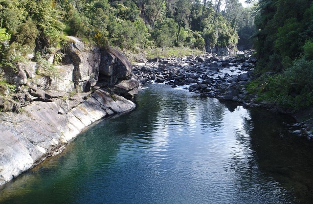 Luxury Riverside Retreat- 4 Bedroom