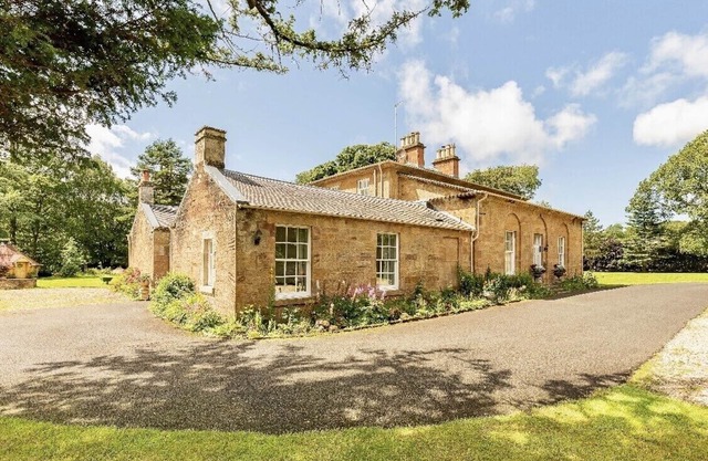 Luxury Scottish Manor house + 9-Seater Jacuzzi + 21-Seater BBQ Cabin