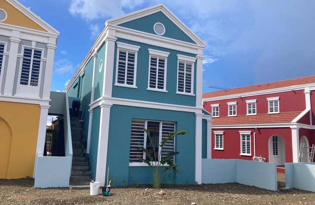 Luxury semi-detached water villa with 2 apartments, SUP boards, barbecue, and access to a shared pool, jacuzzi on the terrace (ground floor), and air conditioning in bedrooms and living room.