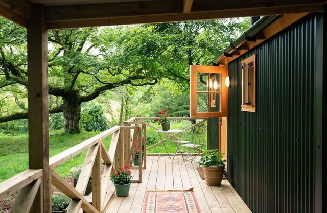 Luxury Shepherd's Hut Near Glasgow