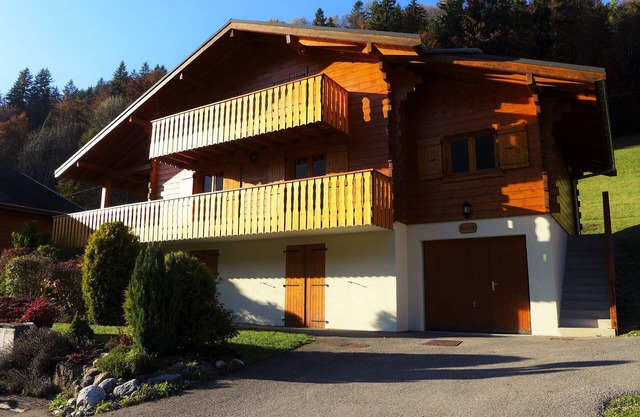 Luxury south-facing chalet 5 minutes from ski slopes, 15 minutes from Chatel