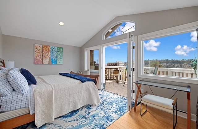 Luxury stay! Iconic Space Needle view with easy access to AK cruise terminals!