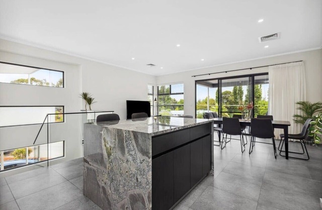 Luxury Stay in Maylands with Parking