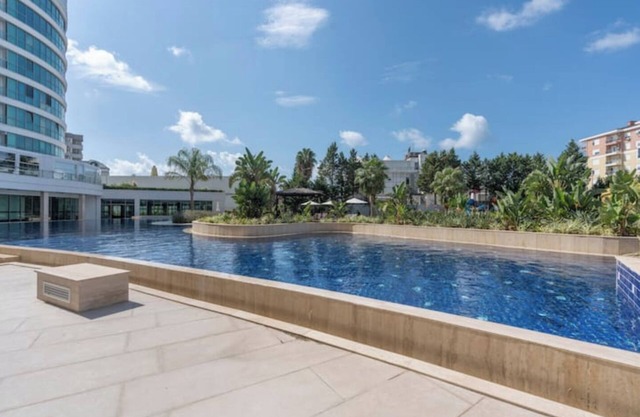 Luxury Stay with Maxi Homes 1Bed: Free Pool, Spa, Fitness & Walk to the Beach!