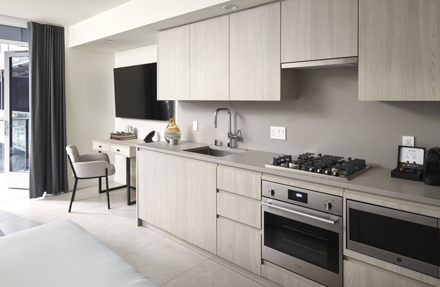 Luxury Studio Suite in South Lake Union: King Bed, Full Kitchen & Pool Access