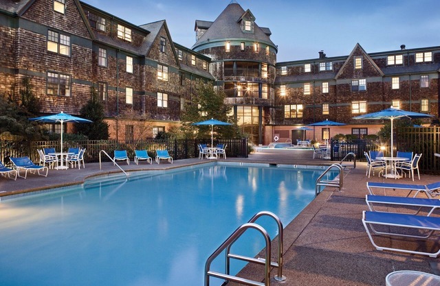 Luxury Suite at oceanfront resort, Downtown Newport, pools at Wyndham Long Wharf