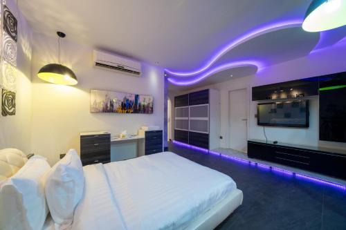 Luxury Three bedroom Apt Al Yasmin