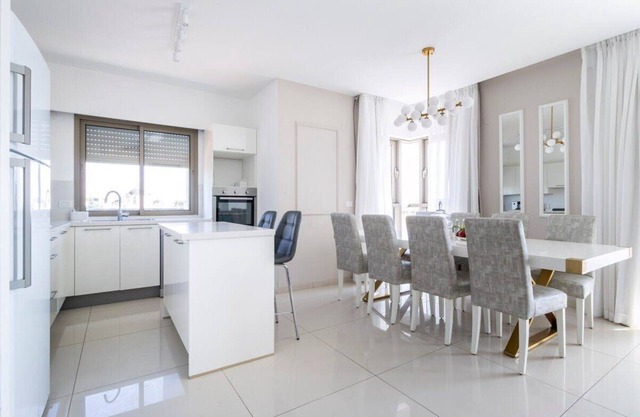 Luxury Three-Bedroom/Terrace Over City View