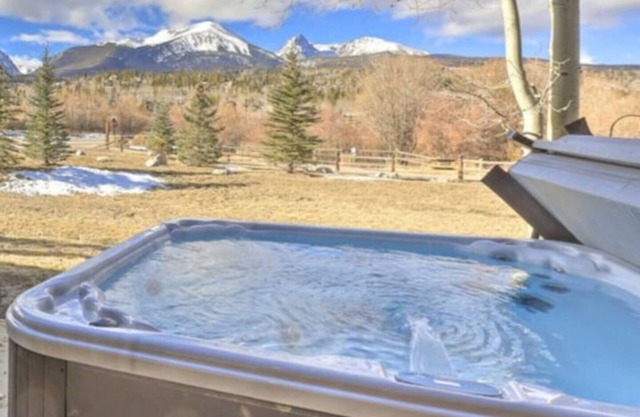 Luxury Town Home+Hot Tub! Mountain View, River/Lake front, close to Ski Resorts
